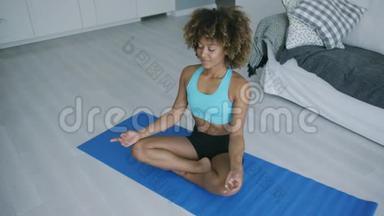 专注的女人在垫子上练习瑜伽